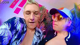 This is how girls love guys cumming!