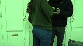 follo al repartidor y se corre adentro sin condon