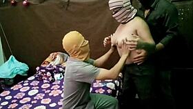 La maldicion del trio casero se apodera del porno latino mi novia invito a su amigo de la universidad a beber unos refrescos y luego terminamos follandos los tres porno real casero 😈