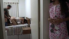 Hijastra se masturba mientras follo su mam� 😏