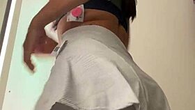 मॉल फिटिंग रूम में बीवी कपड़े बदलती