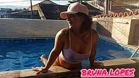 Parte2 Bikininho Rosa Enterrado Na Bunda Gostosa Da Puta Da Bruna Limpando Piscina Blusinha Transparente