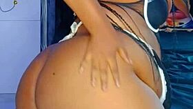 i bounced my ass and spread shaved pussy for neighbor