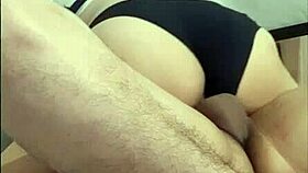 Pijamada con mi mejor amiga me da unos sentones bien ricos