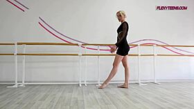 Blonde teen sigarga shows off her flexible ballerina spreads during workout