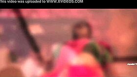 भारतीय बीवी शादी की तैयारी में फैमिली के सामने ग्रोप्ड