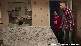 अरे, कैजुअल 18+ टीन नेस्टी को नर्डी चश्मे पर कमशॉट मिला