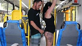 बस पर पब्लिक एक्ट - मैन मोरेना की गैंड पर लंड रगड़ता है, खत्म होने तक