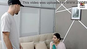 que rica follada mi padrastro me dio al encontrarme masturbándome con mi dildo en los mejores momentos.