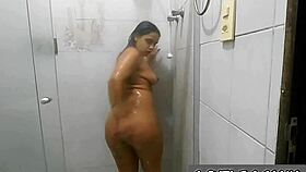 No banho raspando a buceta e me preparando para dar gostoso pro amigo do marido