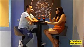 viejos amigos se reencuentran y comparten historias de su pasado juntos