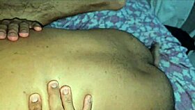 cena fumegante de barebacking de dois gays latinos fodendo trabalhador na feira