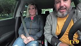 uma milf ousada pega carona com ted 46 e encontra um cara na rua