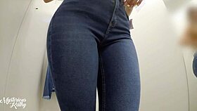 क्या तुम रहस्यमयी कैथी के बड़े गांड को टाइट जींस में चेंजिंग रूम में हैंडल कर सकते हो?