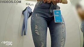 क्या तुम रहस्यमयी कैथी के बड़े गांड को टाइट जींस में चेंजिंग रूम में हैंडल कर सकते हो?