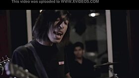 dos feos pelean por una yegua pero terminan dándose amor entre ellos. el fisting anal y la pasión gay dominan la escena.