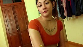 Mi hermanastra me enseña a usar condón, damn that’s hot! 😘