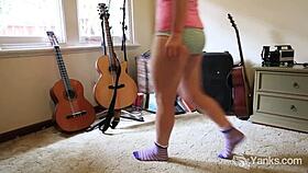 i can’t stop rubbing my hairy snatch, it feels so good!