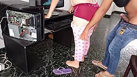 me follo a mi vecina sola en la computadora, su novio es cornudo casi nos pillaron follando 😏