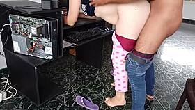 me follo a mi vecina sola en la computadora, su novio es cornudo casi nos pillaron follando 😏