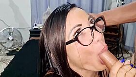 a intenção era só ensinar, mas ela mostra sua boceta grande e clitóris enquanto fode