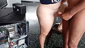 me follo a mi vecina sola en la computadora, su novio es cornudo casi nos pillaron follando 😏