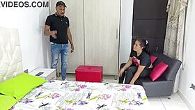 मेरी कर्मचारी पूरी निम्फो बन गई! मुझे उस लातीना चूत को चोदना पसंद है!