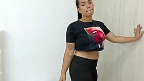 मेरी कर्मचारी पूरी निम्फो बन गई! मुझे उस लातीना चूत को चोदना पसंद है!