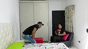 मेरी कर्मचारी पूरी निम्फो बन गई! मुझे उस लातीना चूत को चोदना पसंद है!