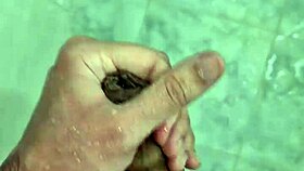 Batendo Punheta No Banho