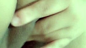 बेडरूम में अपनी वेट चूत को फिंगर कर रही हूं, मुझे देखना चाहोगे? 😈