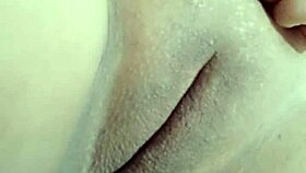 बेडरूम में अपनी वेट चूत को फिंगर कर रही हूं, मुझे देखना चाहोगे? 😈