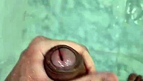 Batendo Punheta No Banho