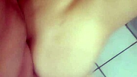 Novinha fazendo anal no banheiro - gaucholuiz e santinha safadinha