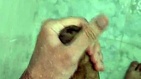 Batendo Punheta No Banho