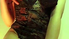 Elenafox juega con sus tetas grandes y naturales quiere hacerte una rusa