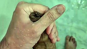 Batendo Punheta No Banho