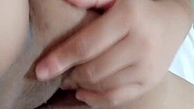 बेडरूम में अपनी वेट चूत को फिंगर कर रही हूं, मुझे देखना चाहोगे? 😈