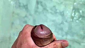 Batendo Punheta No Banho