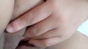 बेडरूम में अपनी वेट चूत को फिंगर कर रही हूं, मुझे देखना चाहोगे? 😈