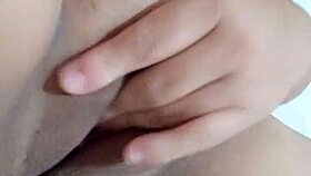 बेडरूम में अपनी वेट चूत को फिंगर कर रही हूं, मुझे देखना चाहोगे? 😈