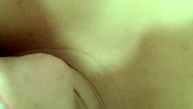 बेडरूम में अपनी वेट चूत को फिंगर कर रही हूं, मुझे देखना चाहोगे? 😈