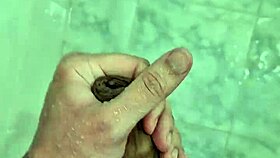 Batendo Punheta No Banho