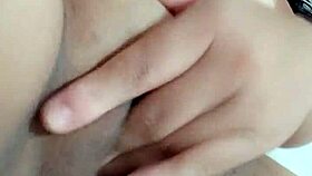 बेडरूम में अपनी वेट चूत को फिंगर कर रही हूं, मुझे देखना चाहोगे? 😈