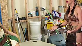 कॉसप्ले लेस्बियन नई ब्लोंड को थ्रीसम में गांड चटवाकर स्किसरिंग