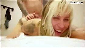 Loira tatuada engoliu o pau todo e gritou de tanto tesao quando ele meteu a rola