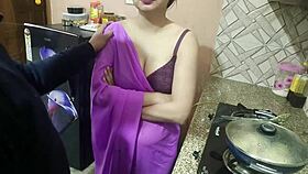 देसी इंडियन स्टेप मॉम स्टेप सन विवेक को डर्टी टॉक से सरप्राइज करती है