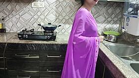 देसी इंडियन स्टेप मॉम स्टेप सन विवेक को डर्टी टॉक से सरप्राइज करती है