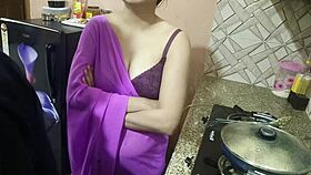 देसी इंडियन स्टेप मॉम स्टेप सन विवेक को डर्टी टॉक से सरप्राइज करती है