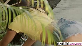 बेब्स - ब्लैक इज़ बेटर - स्टैलियन और जीना वेलेंटिना की मददगार हाथ